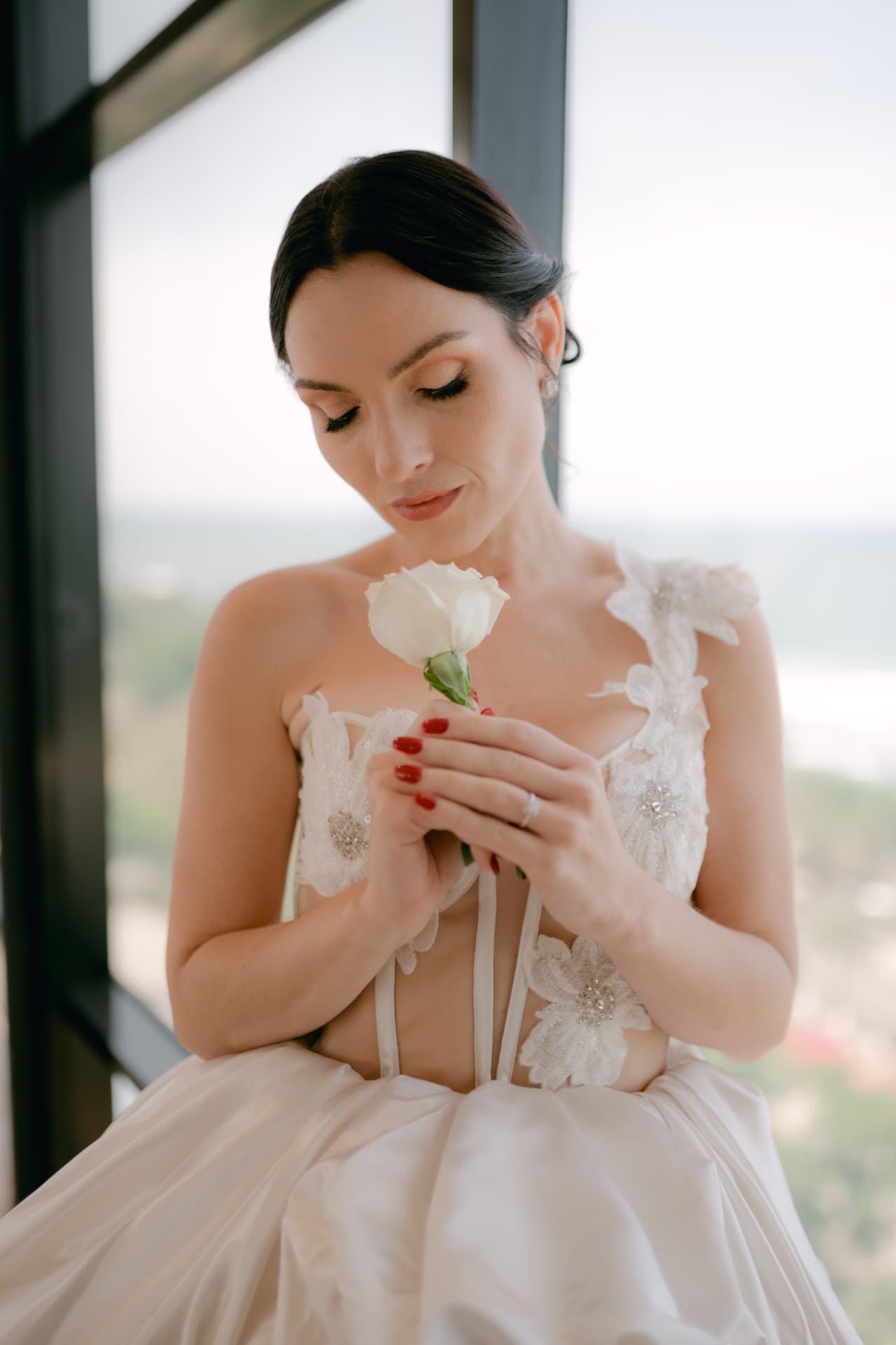 Katyuska sosteniendo una rosa blanca